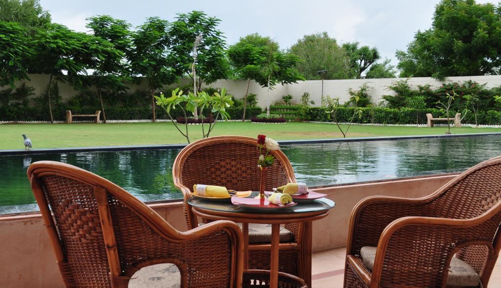 Ramada By Wyndham Jaipur Jaisinghpura Hotel Buitenkant foto