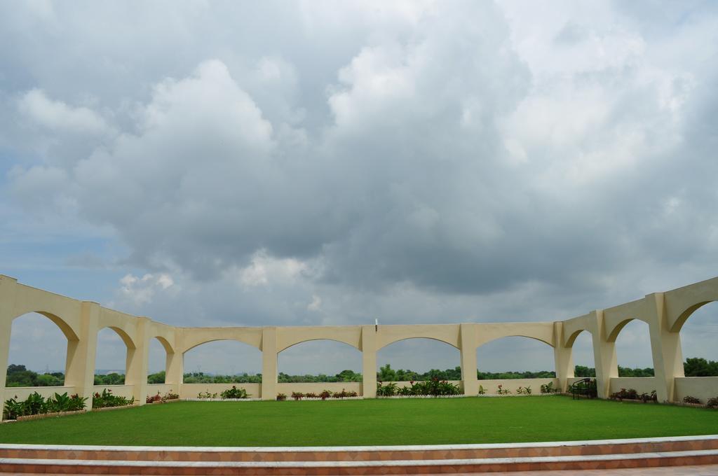 Ramada By Wyndham Jaipur Jaisinghpura Hotel Buitenkant foto