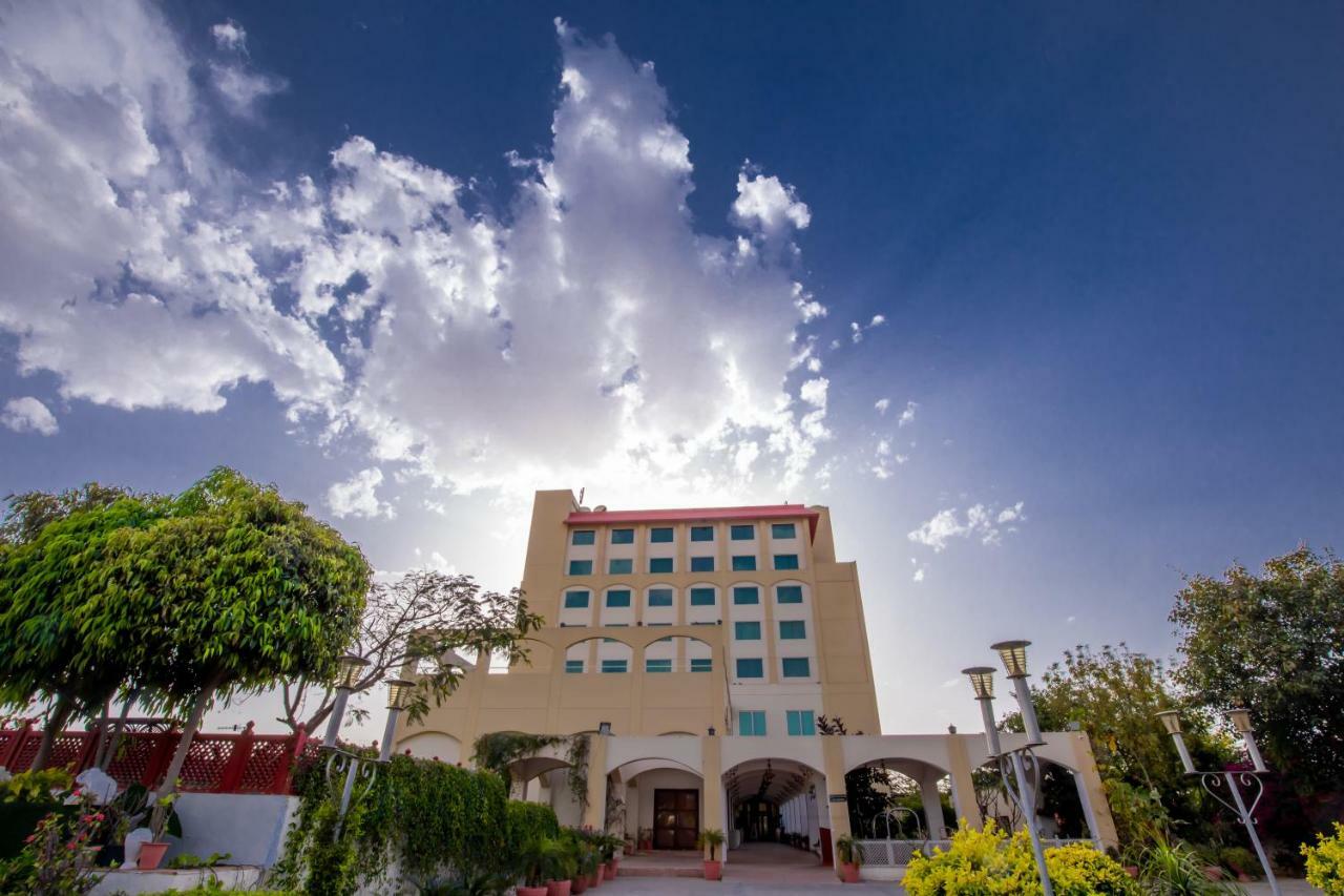 Ramada By Wyndham Jaipur Jaisinghpura Hotel Buitenkant foto