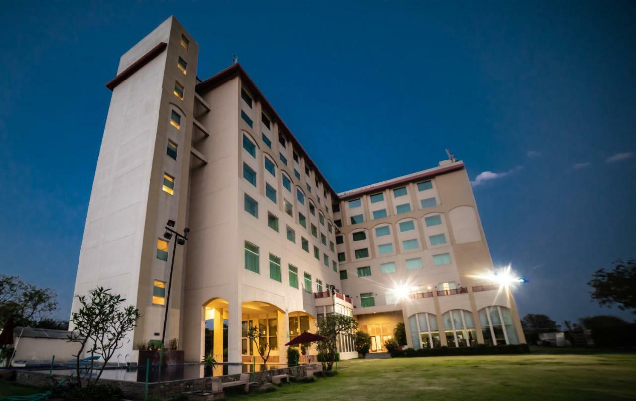 Ramada By Wyndham Jaipur Jaisinghpura Hotel Buitenkant foto