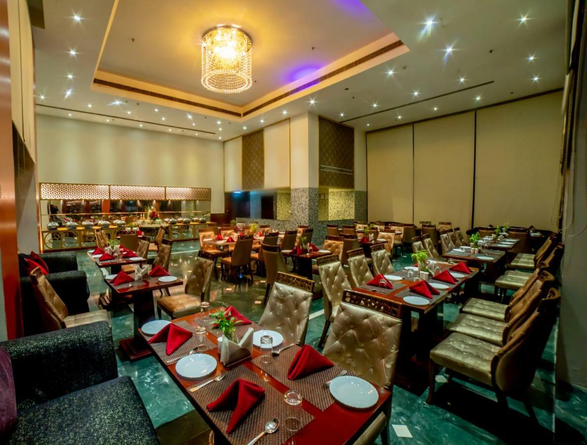 Ramada By Wyndham Jaipur Jaisinghpura Hotel Buitenkant foto