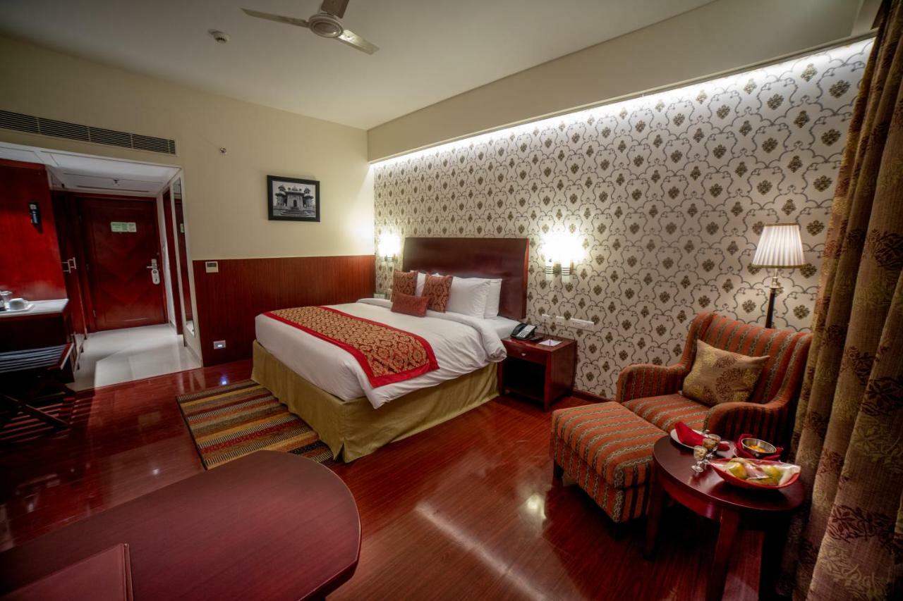 Ramada By Wyndham Jaipur Jaisinghpura Hotel Buitenkant foto