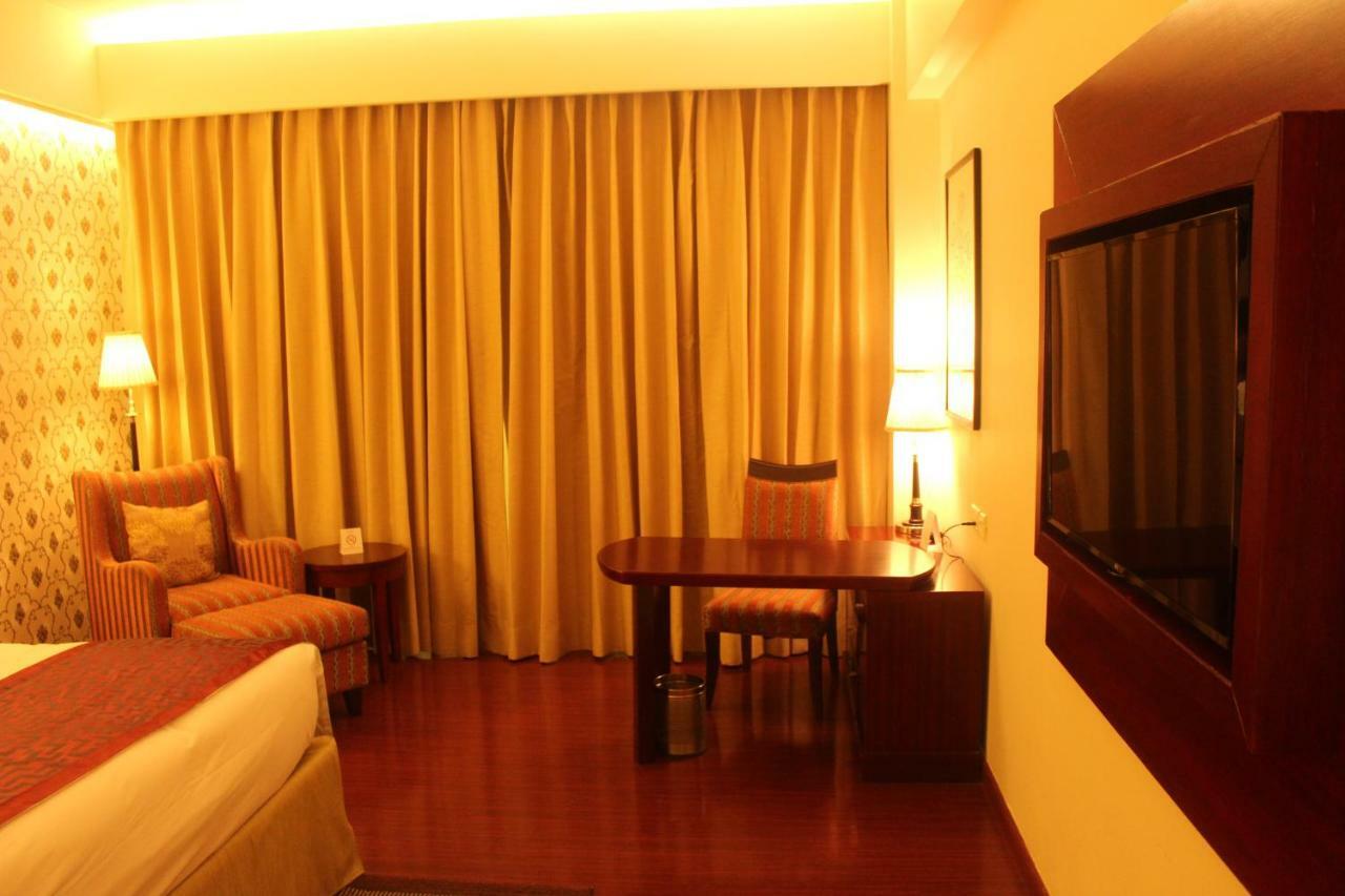Ramada By Wyndham Jaipur Jaisinghpura Hotel Buitenkant foto