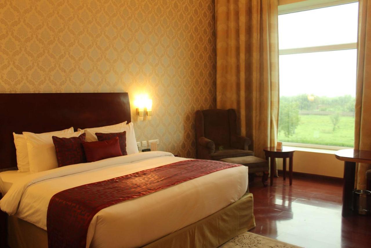 Ramada By Wyndham Jaipur Jaisinghpura Hotel Buitenkant foto